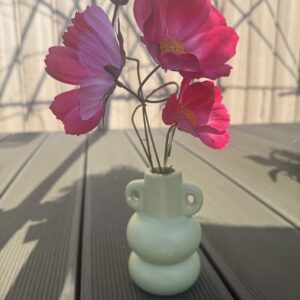 Mini vaasje groen met voorjaars bloemen